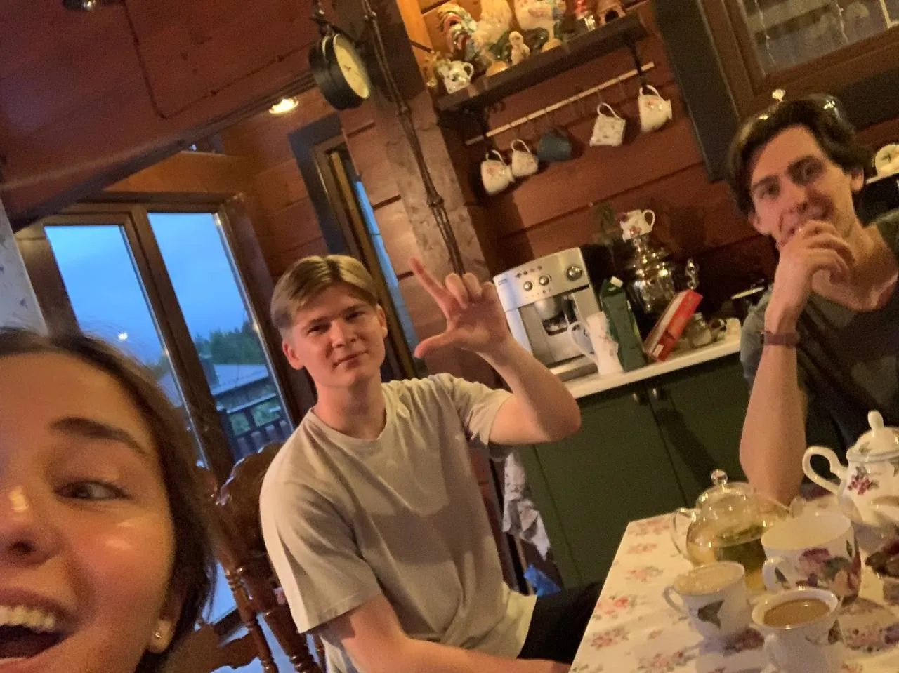 Мы тусим у Алисы