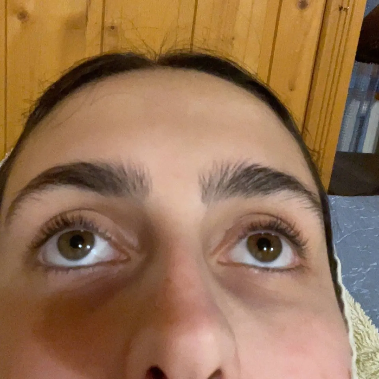 Уля смотрит вверх